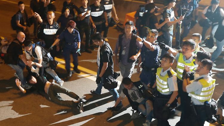 Die Polizei hat in Hongkong die meisten Barrikaden geräumt.