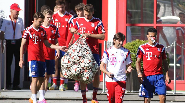 Thiago Alcantara hat seit März immer wieder Probleme mit dem Innenband.