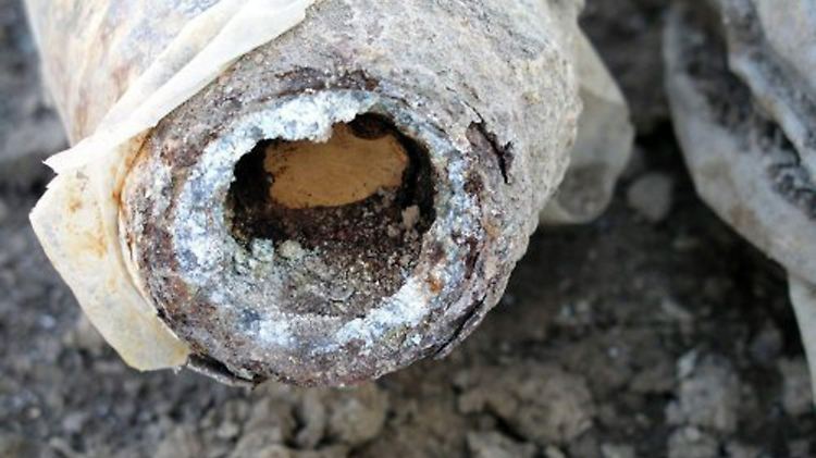 Ein chemischer Sprengkopf, der 2004 von dänischen Soldaten in der Nähe von Basra gefunden wurde.
