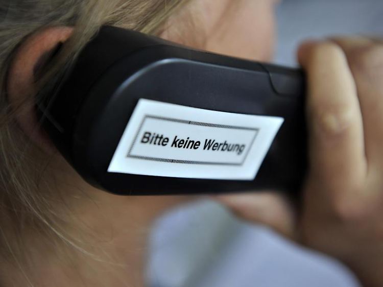 Werbung am Telefon ist bei vielen unerwünscht. Betroffene können Fälle von dubiosen Werbeanrufen der Bundesnetzagentur melden.