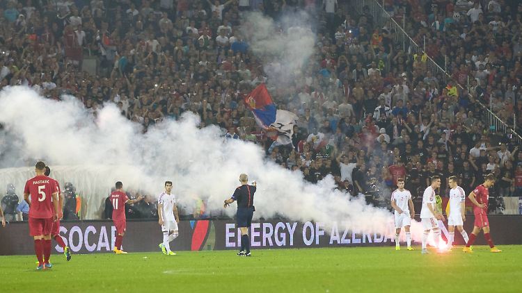 Nachdem die Drohne vom Himmel geholt worden war, regierte das Chaos im Stadion. Folge: Spielabbruch.