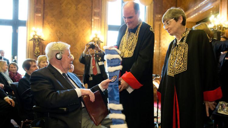Helmut Schmidt (l.) erhält bei einem Festakt in Hamburg die Ehrendoktorwürde der Universität Athen aus den Händen von Rektor Theodoros Fortsakis (m.) und Dekanin Dionysia Kallinikou (r.).