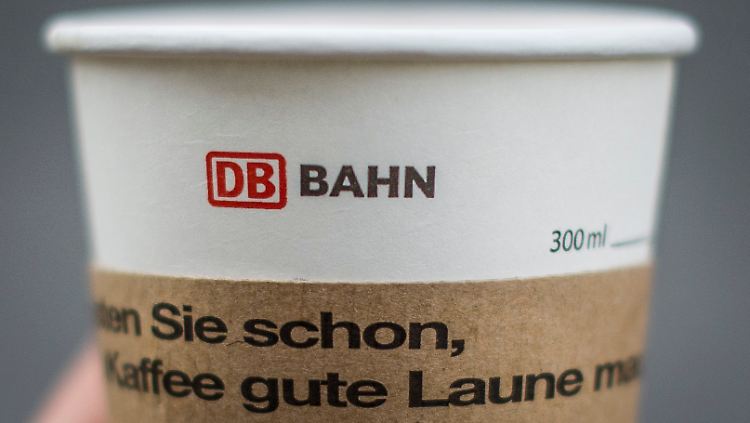 Die Worte "Wussten Sie schon, dass Kaffee gute Laune macht" stehen auf einem Gratis-Kaffeebecher, die die Deutsche Bahn während des Lokführerstreiks verteilt.