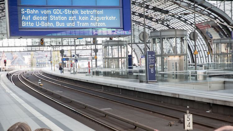 Leere Gleise: Auf der Anzeigetafel im Hauptbahnhof in Berlin wird informiert, dass aufgrund des Streiks der GDL-Lokführer auch kein S-Bahn- Verkehr stattfindet.