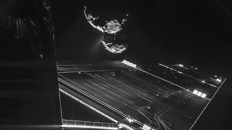 Ein Selfie von Rosetta: Es zeigt die Raumsonde in etwa 16 Kilometer Entfernung vom Kometen Tschuri.