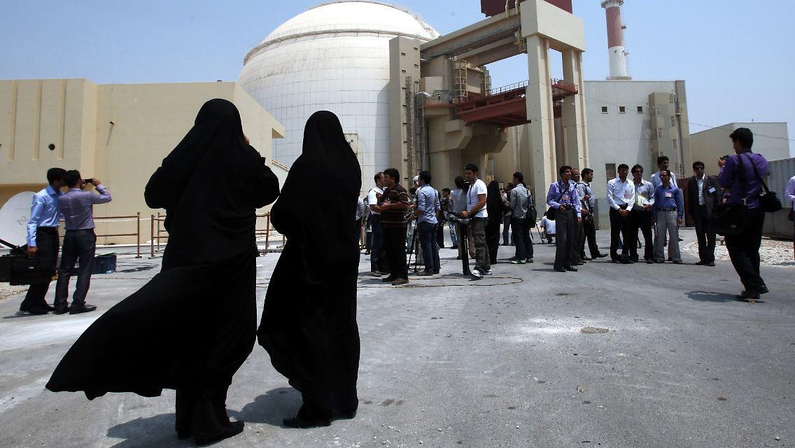 Eine Provokation für den Westen: Der Iran nimmt im August das erste AKW in Betrieb. Mit Kernbrennstoff bestückt wurde die Anlage in Bushehr von Ingenieuren aus dem Iran und Russland.