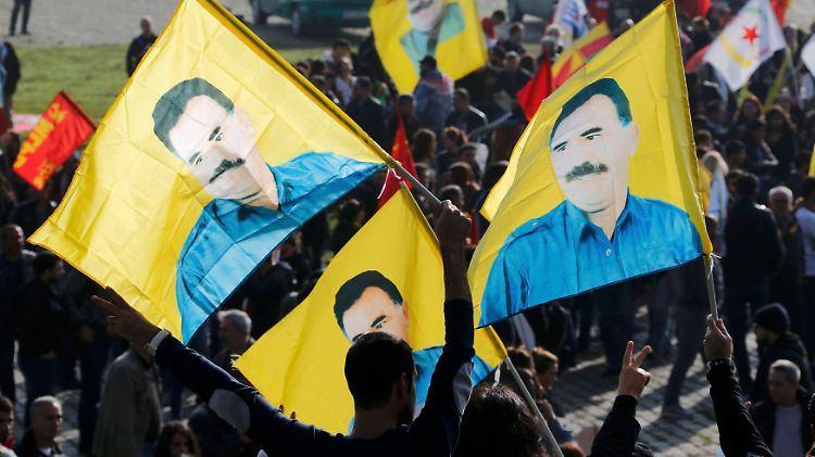 Die Kurden stehen nach wie vor zu ihrem inhaftierten PKK-Chef Öcalan. Hier auf einer Kundgebung vergangene Woche in Düsseldorf.