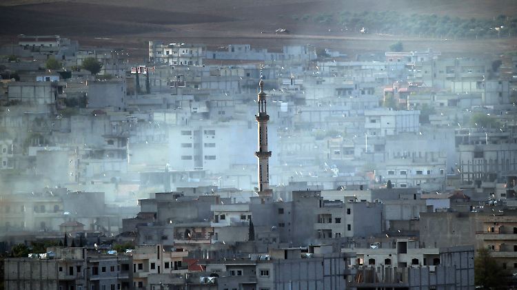 Rauch hängt über Kobane.
