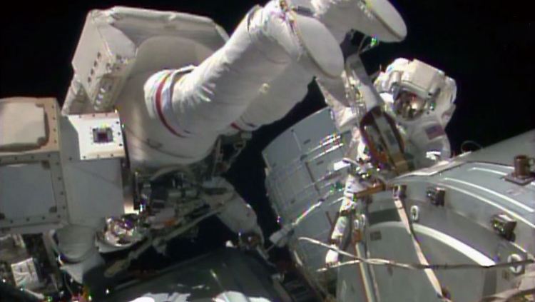 Arbeiten schwebend im All: Die US-Astronauten Reid Wiseman (l) und  Barry Wilmore an der ISS.