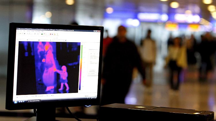 Viele Flughäfen verfügen bereitet über Temperaturscanner.