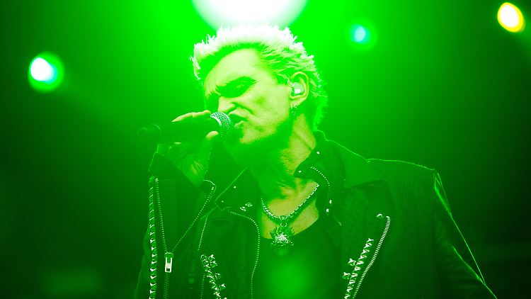 Markenzeichen hochgezogene Oberlippe: Billy Idol auf der Open Air Bühne im Hamburger Stadtpark im Juni 2014.