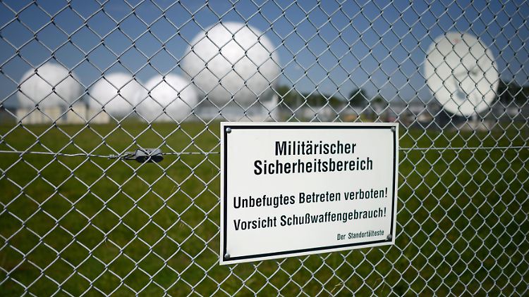 Der NSA-Ausschuss wollte eigentlich ehemals in Bad Aibling beschäftigte BND-Mitarbeiter befragen - doch die Unterlagen waren lückenhaft.