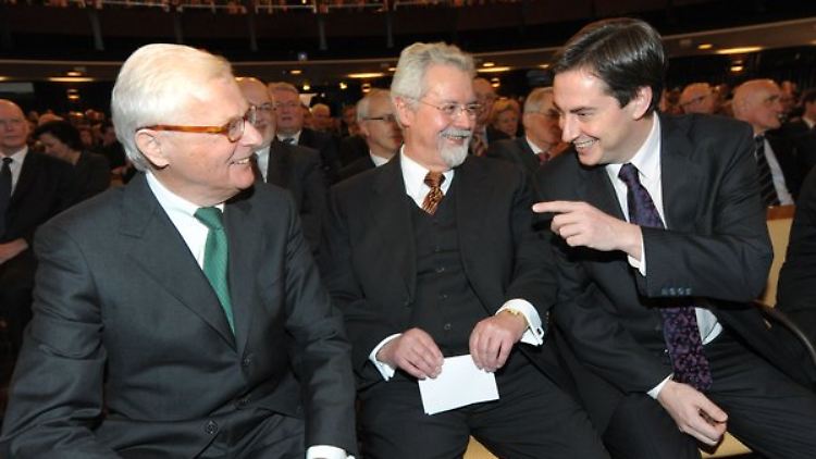 Eugen Münch (m.) 2011 mit dem damaligen niedersächischen Ministerpräsident David McAllister (r.).
