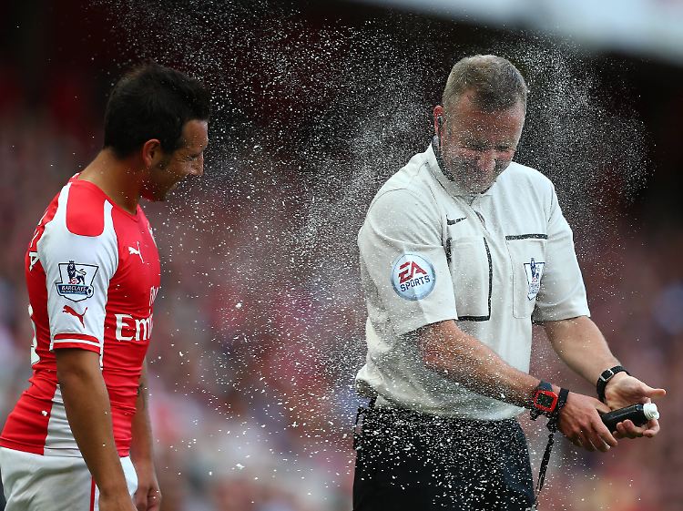 In England sorgte das Spray schon für jede Menge Spaß - hier bekommt Arsenals Santi Cazorla seine Dosis ab.