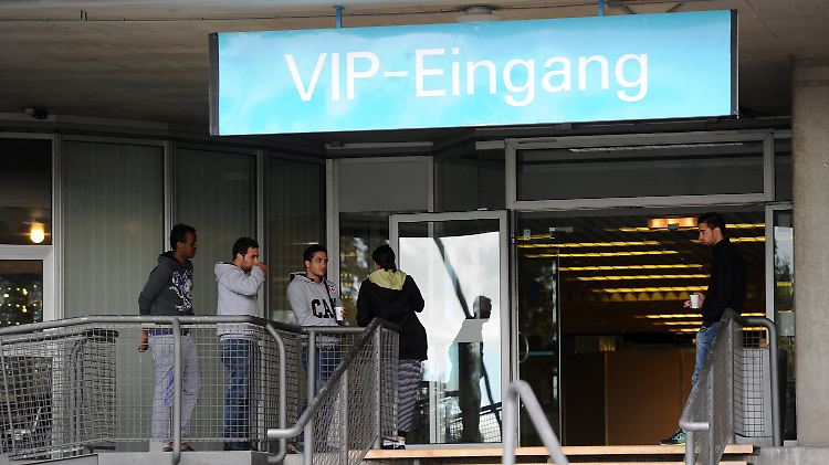 Wo sonst Sportlern aus aller Welt zugejubelt wird, beziehen nun 180 Flüchtlinge ihr Quartier.