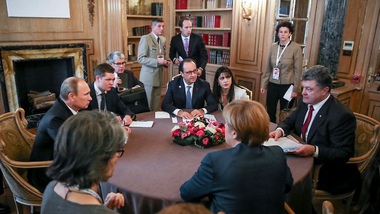 Große Runde in Mailand mit Merkel (r.u.) Poroschenko (r.), Putin (l.) und Hollande (M.).