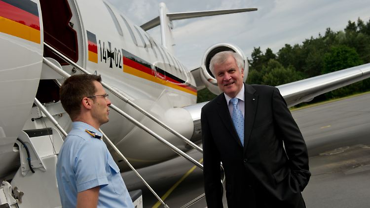 Spricht wie ein besorgter Verteidigungsminister: Horst Seehofer, hier vor einer Maschine der Bundeswehr-Flugbereitschaft (Archivbild).