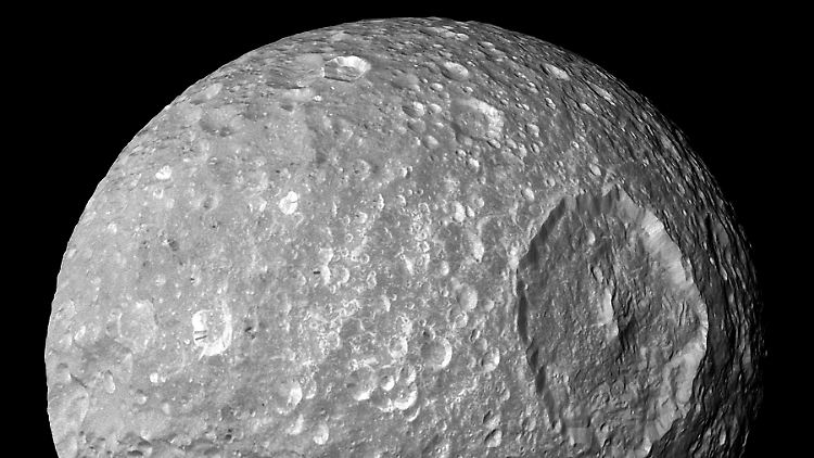 Mimas hat einen Durchmesser von 400 Kilometern und ist der innerste der Saturnmonde.