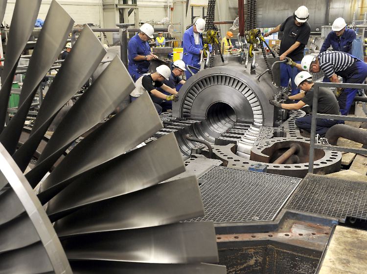 Kraftwerkstechniker montieren in einem Bremer Steinkohlekraftwerk eine Dampfturbinenanlage.
