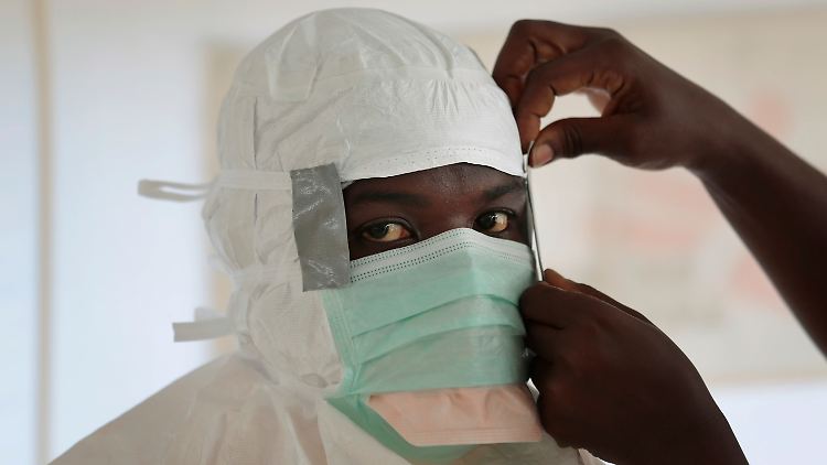Ganz wichtig im Kampf gegen Ebola: Schutzkleidung für die Pflegekräfte und Ärzte.