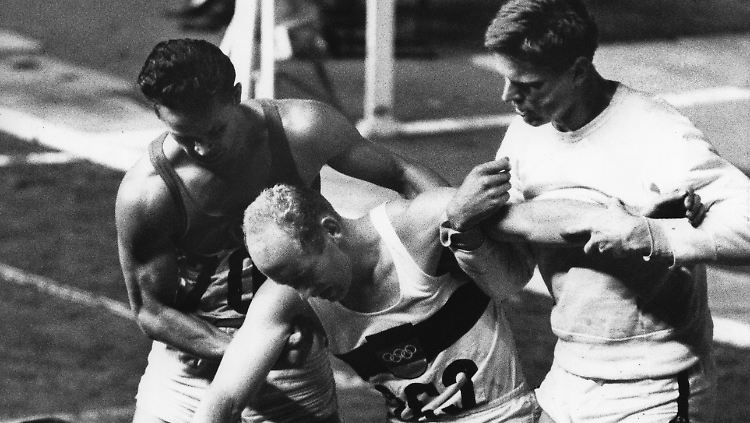 Nach dem Zieleinlauf brach Willi Holdorf vor Erschöpfung zusammen. Aber er hatte Gold gewonnen.