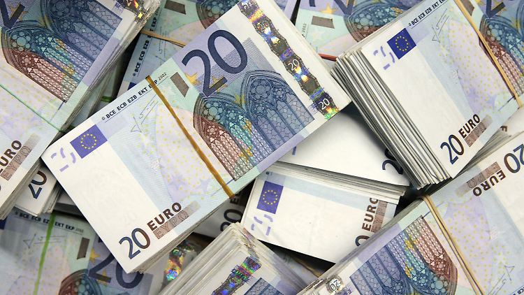 Mit den gestiegenen Steuereinnahmen kann 2014 und 2015 von einem ausgeglichenen Staatshaushalt ausgegangen werden.