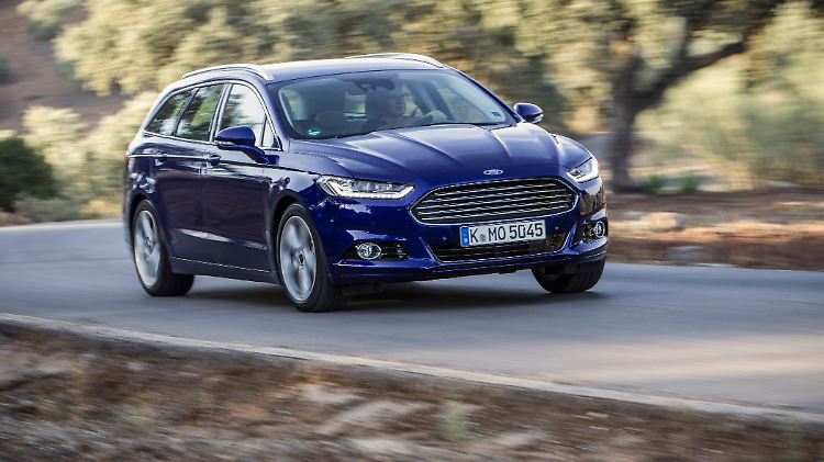 Großer Kühler, scharfer Knick in der Flanke, Powerdomes auf der Motorhaube und schneidige Scheinwerfer, so gibt sich der neue Ford Mondeo.