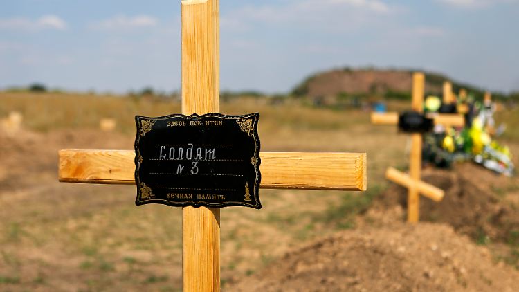 Gräber von pro-russischen Separatisten. Auf dem Schild steht: "Soldat Nummer 3"