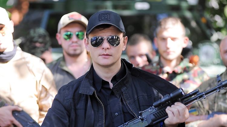 Schwarze Kappe, schwarze Sonnenbrille, schwarze Kalaschnikow: Oleh Ljaschko mit seinen Markenzeichen.