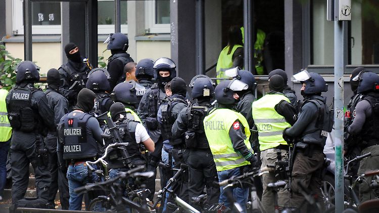 Ein Spezialeinsatzkommando der Polizei war nach Hinweisen auf eine verdächtige Person angerückt und hatte das Kölner Gymnasium geräumt.