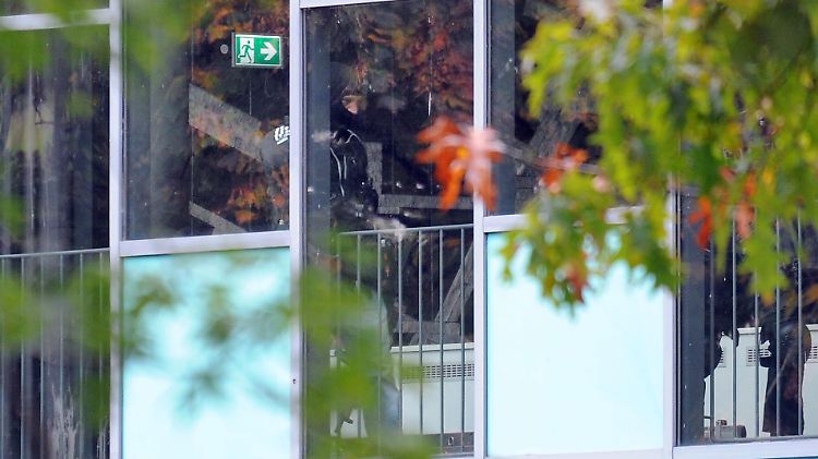 Das Gebäude wurde Raum für Raum durchsucht.