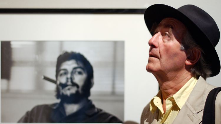 Burri vor seinem berühmten Che-Guevara-Bild: Er war Mitglied der Agentur Magnum.