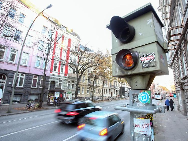 In Deutschland gibt es rund 3000 fest installierte Blitzer - aber nicht alle dieser sogenannten Starenkästen sind immer mit einer Kamera geladen.