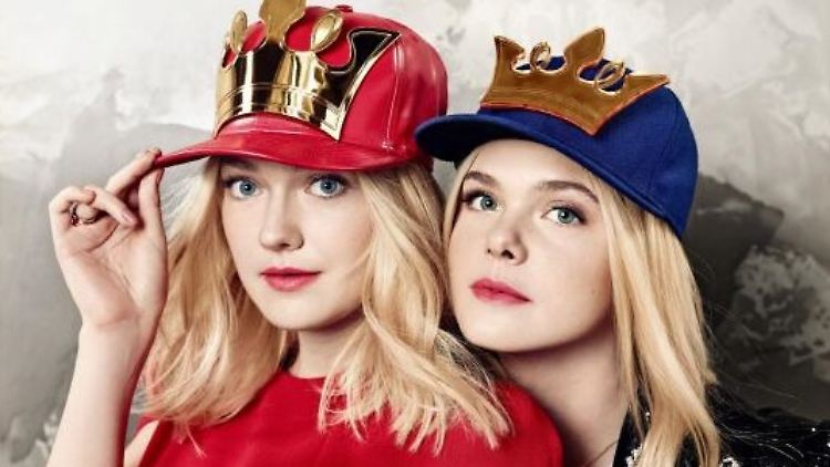 Noch steht Elle Fanning etwas im Schatten ihre großen Schwester Dakota (l.) - noch.