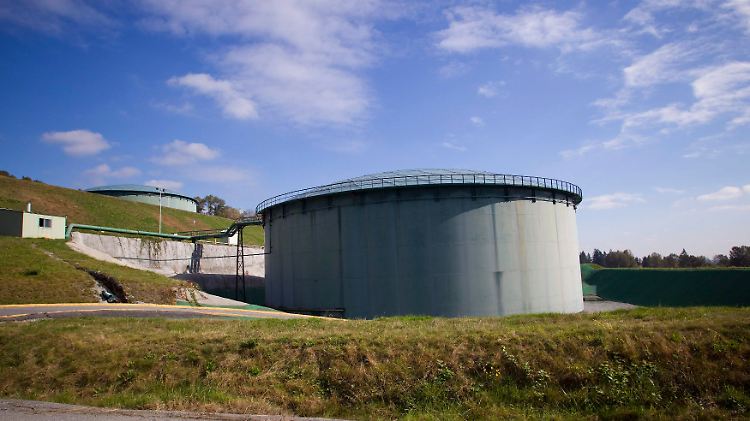 2014-10-20T195515Z_486326729_GF2EAA71AT501_RTRMADP_3_CANADA-PIPELINE-KINDERMORGAN.JPG144820783708356212.jpg