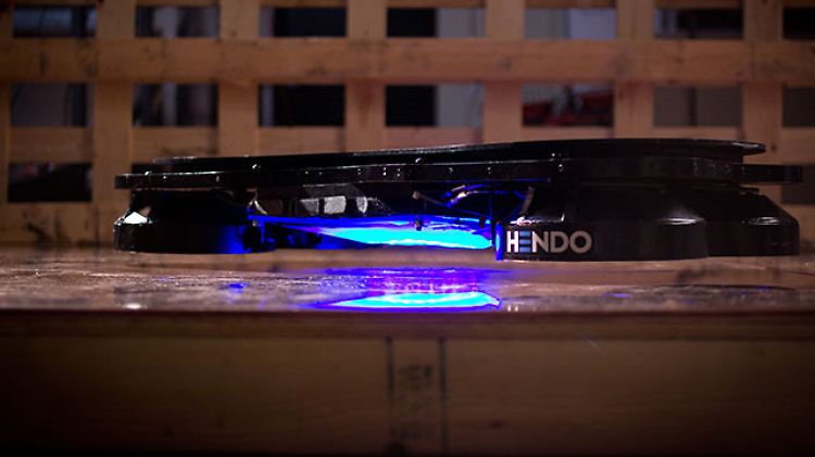 Das Hendo Hoverboard schwebt auch ohne blaues Licht - es sieht aber gut aus.