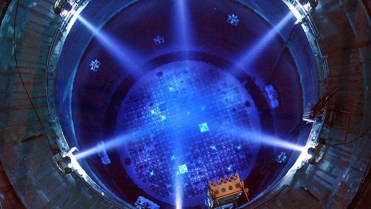 Blick in den offenen Reaktor im Kernkraftwerk Gundremmingen (Schwaben).