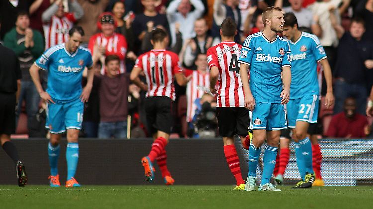 Der AFC Sunderland (blaue Trikots) bescherte dem FC Southampton durch die acht Gegentreffer den höchsten Premier-League-Sieg der Vereinsgeschichte.
