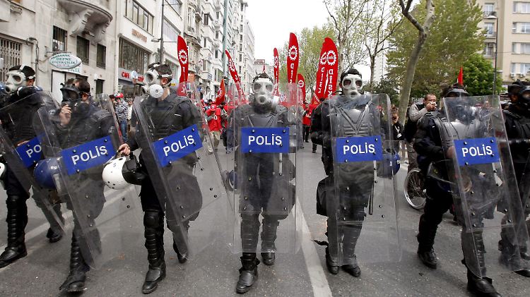 Die türkische Polizei darf künftig ohne Beweise Wohnungen durchsuchen und Demonstranten bei Besitz waffenähnlicher Gegenstände sofort festnehmen. 