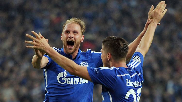 Verteidiger Höwedes kann sich doppelt freuen: Er trifft und Schalke gewinnt glücklich gegen Lissabon.