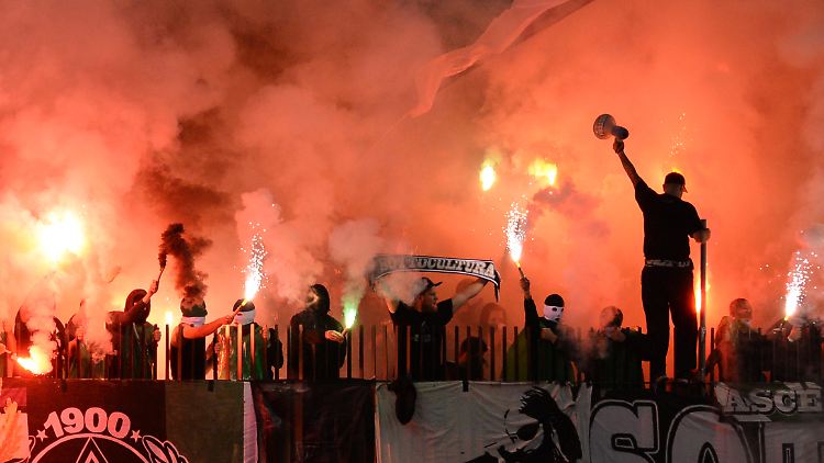 Mönchengladbacher Fans "illuminieren" den Letzigrund.