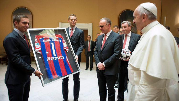 Philipp Lahm und Manuel Neuer überreichen dem Papst ein Trikot - inwiefern das WM-Finale gegen Argentinien noch Thema war, blieb unklar. 