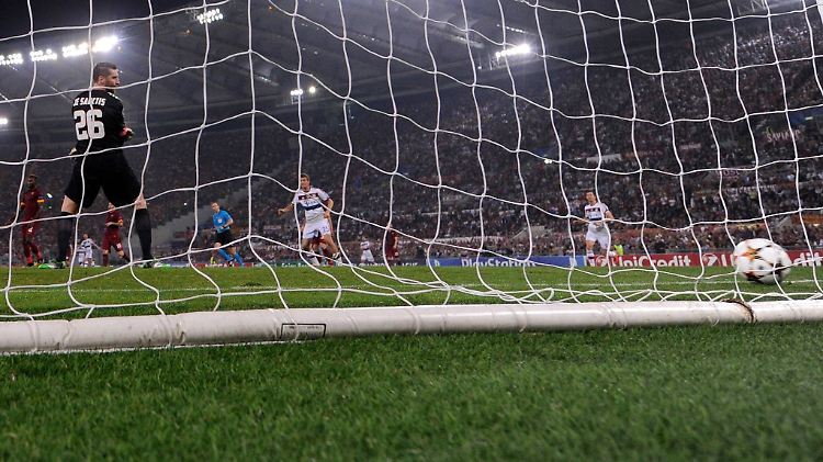Götze erwischt de Sanctis auf dem falschen Fuß - 2:0. Und das war es noch lange nicht. 