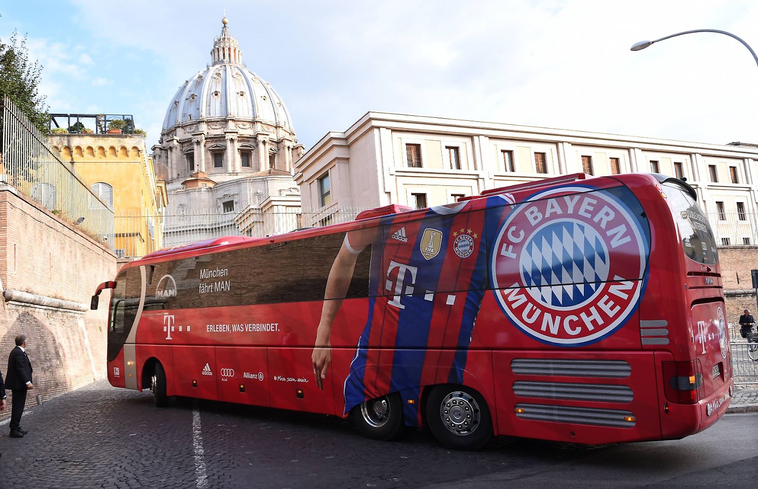 Gaaaaaanz vorsicht manövrieren, bitte. Man will ja nichts kaputt machen im Vatikan, vor allem, wenn man als Gast kommt - so wie der FC Bayern am heutigen Tag. 