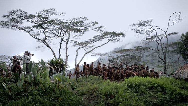 Sebastião Salgado (l.) bei den Yali in Papua.