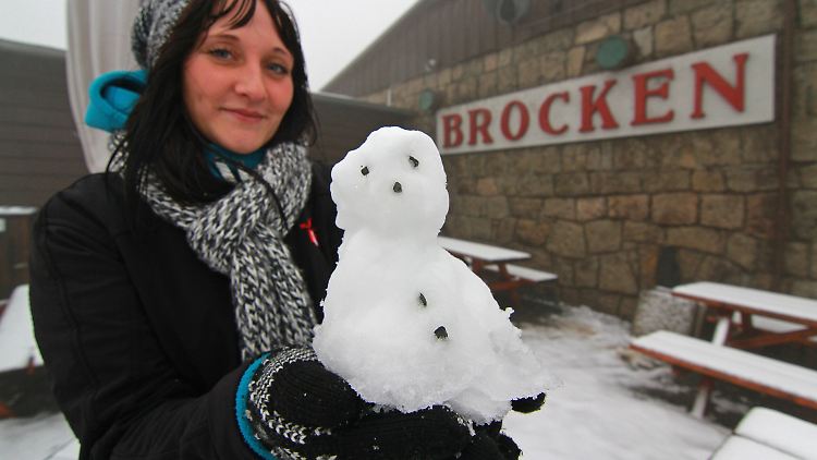 Nicht nur auf dem Brocken hat es geschneit - auch auf anderen Bergen wie dem Feldberg oder dem Fichtelberg blieben die Flocken liegen.