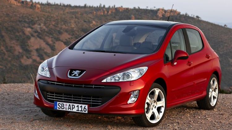 Vor dem Facelift war der Peugeot 308 mit langgezogenen Scheinwerfern und großem Kühlerschlund expressiv designt.