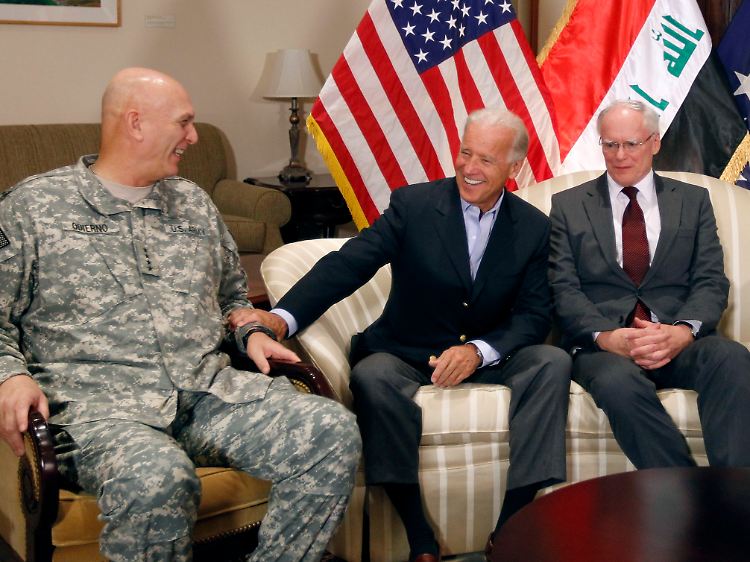 Biden mit General Raymond Odierno (li.) und dem US-Botschafter im Irak, James Jeffrey.