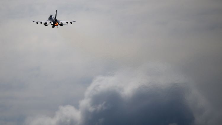 Ein F-16 Jet bei einer Übung.