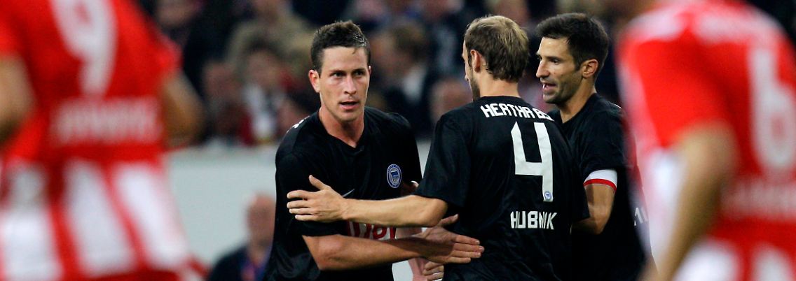 Berlins Rob Friend (l) freut sich mit Andre Mijatovic (r) und Roman Hubnik über sein Tor zum 1:0.